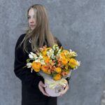 Коробочка с желтыми пионовидными розами и альстромерией