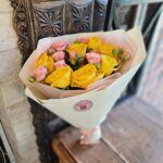Букет - Желтые розы и розовая кустовая роза