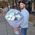 Белая хризантема с радужной гипсофилой
