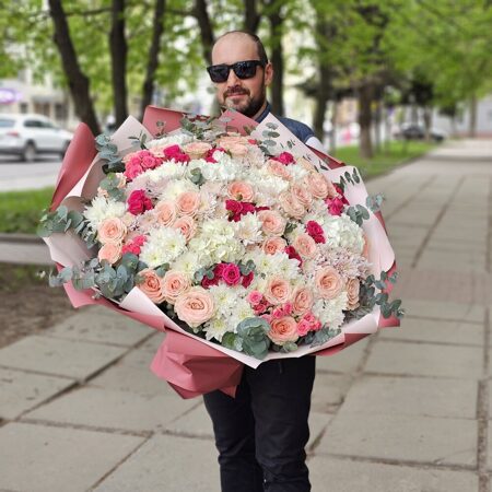 Букет- гигант из гортензий, роз и хризантем