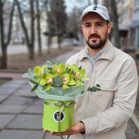 Коробочка  из 7 зеленых орхидей