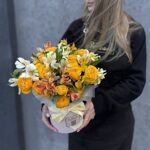 Коробочка с желтыми пионовидными розами и альстромерией
