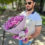 Розовые хризантемы и гладиолусы