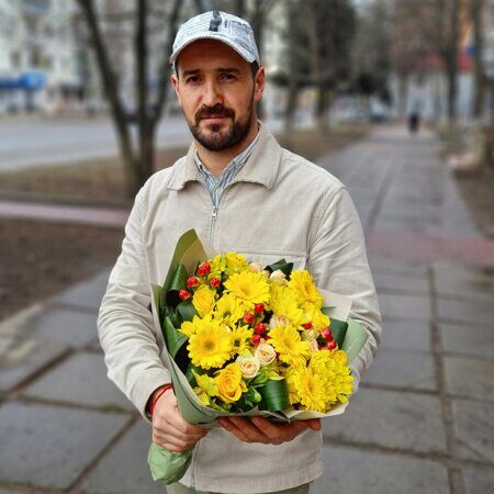 Букет в желтой гамме с красными ягодками