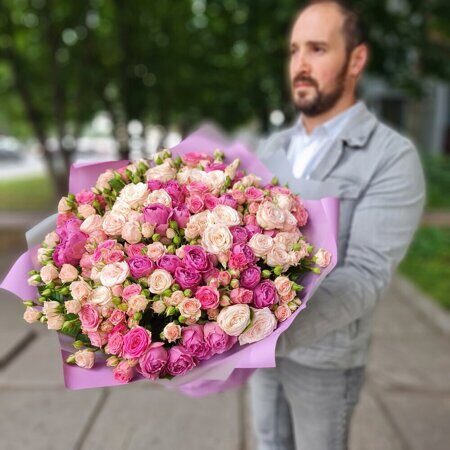 37 нежных пионовидных кустовых роз