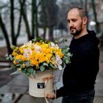 Шляпная коробка с желтыми розами и белыми орхидеями