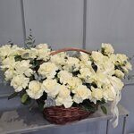 Большая корзина белых французских роз и эвкалипта