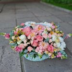 Пышная нежная корзина цветов с пионами