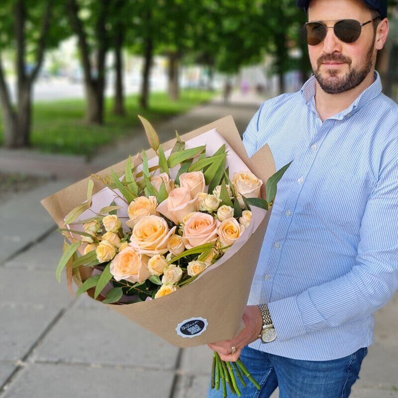 Букет из нежных абрикосовых роз, размер "М"