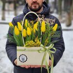 Желтые тюльпаны и мимоза в сумочке