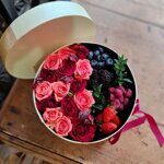 Круглая ягодно-цветочная коробка