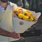 Букет - Желтые розы и розовая кустовая роза