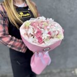Воздушный букет из белых орхидей и розовых роз