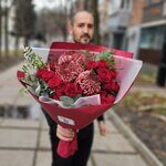 Красный букет Бигуди с кустовой розой