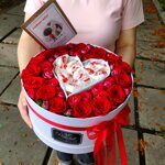 Коробка с красными розами и сердцем из раффаелло