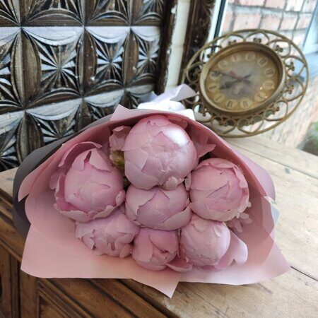 Букет из 7 розовых пионов