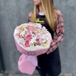Воздушный букет из белых орхидей и розовых роз