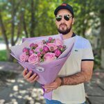 Букет - Розовые розы и малиновая кустовая роза