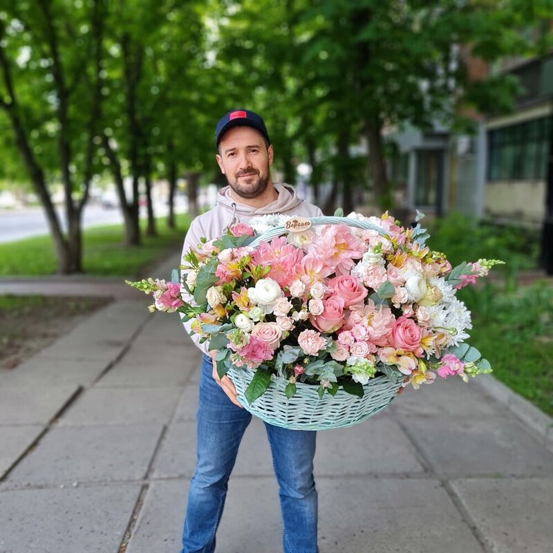 Пышная нежная корзина цветов с пионами