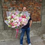 Великий букет с розовыми пионами