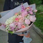 Светлый букет с гортензией и пионами
