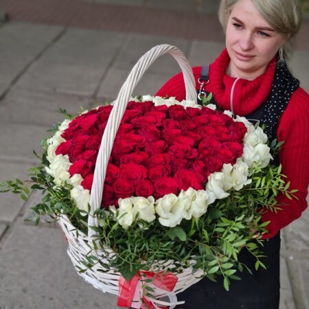 Корзина "Сердце" 101 роза красная и белая