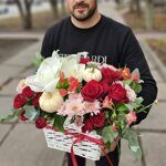 Красно-белая корзинка с амариллисами и тыковками