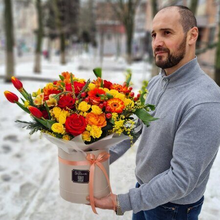 Шляпная яркая коробка оранжево - красная "Весенняя"