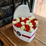 Коробка - сердце из красных и белых кустовых роз