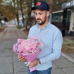 15 розовых роз в окружении гипсофилы
