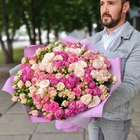 37 нежных пионовидных кустовых роз
