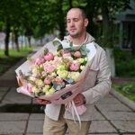 Большой букет с участием розовых пионов