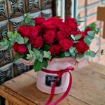 Шляпная коробка с красными розами и эвкалиптом