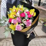 Нежный букет в черной упаковке