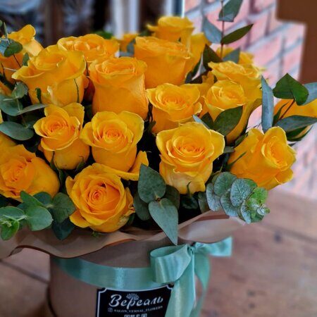 Шляпная коробка с желтыми розами и эвкалиптом