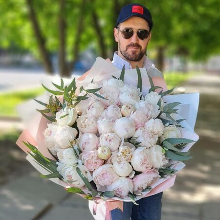 Большой букет из 35 белых пионов