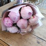 Букет из 7 розовых пионов