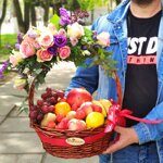 Фруктовая корзина с букетом на ручке