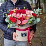 Красные розы и эустома в коробке