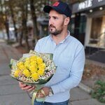 15 желтых роз в окружении гипсофилы