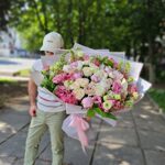 Большой розово- белый букет с пионами