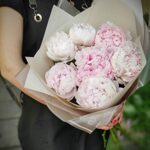 Букет из 7 розовых пионов