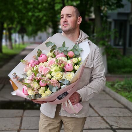 Большой букет с участием розовых пионов