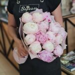 Букет из 15 нежных пионов