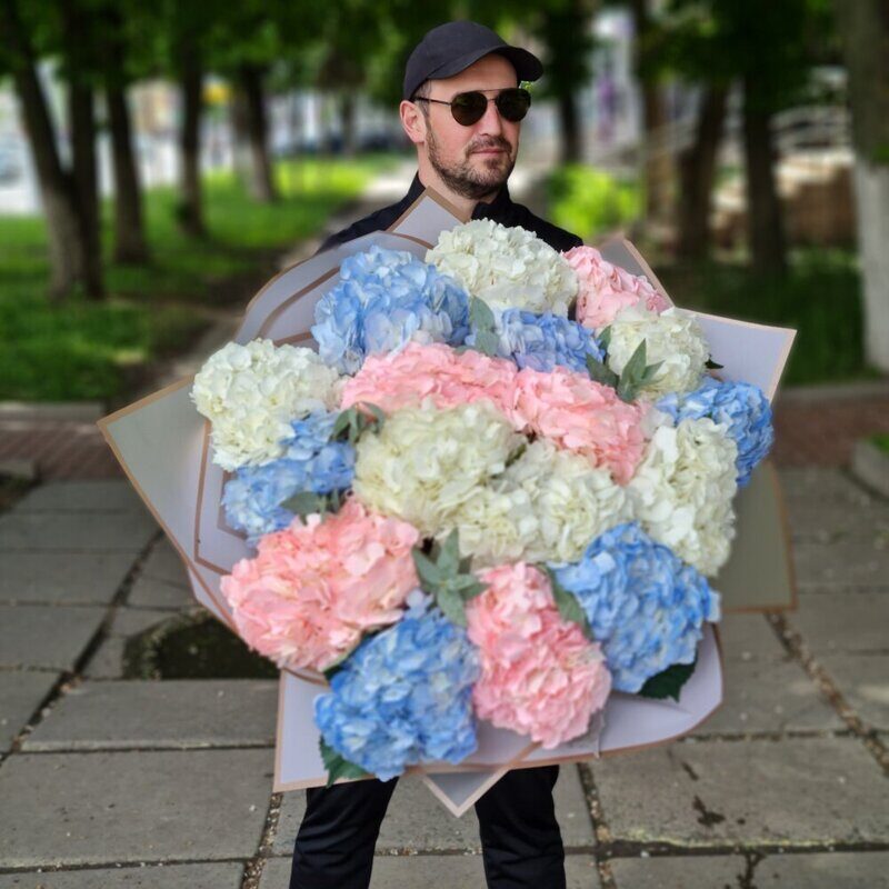 Огромный букет гортензий