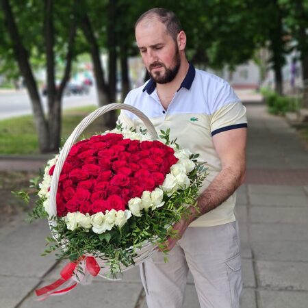 Корзина "Сердце" 101 роза красная и белая