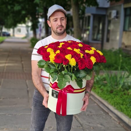 Большая коробка 101 желтая и красная роза