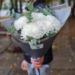 Букет из пяти крупных белых хризантем