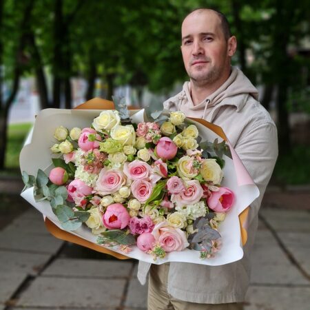 Большой букет с участием розовых пионов
