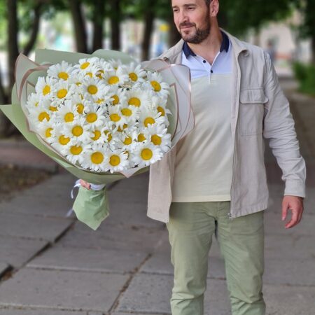 Букет 45 ромашек в упаковке